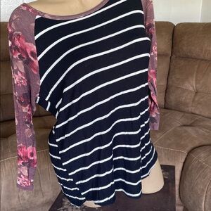 Maurice’s floral sleeve top sz Lg